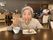食事を楽しむ女性