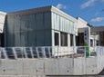 日差しが差し込む建物外観