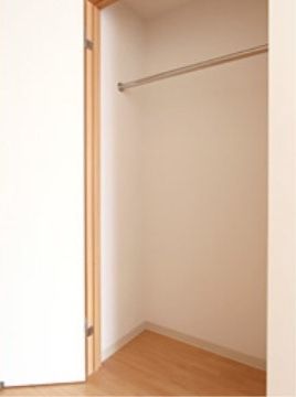 大きな収納力のあるクローゼットを居室に設置している。ハンガーにかけたまま収納ができるポールがあり便利である。