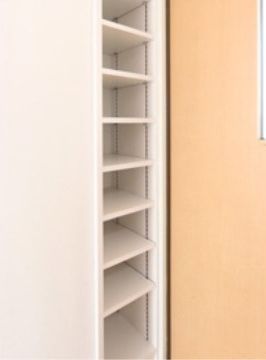 たくさんの靴を収納することができるシューズボックスが設置されている。白い板で区切られており、清潔感がある。
