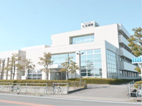 施設の近くには大きな病院がある。内科をはじめとする一般診療を行っており、体調に不安がある時に受診することができる。