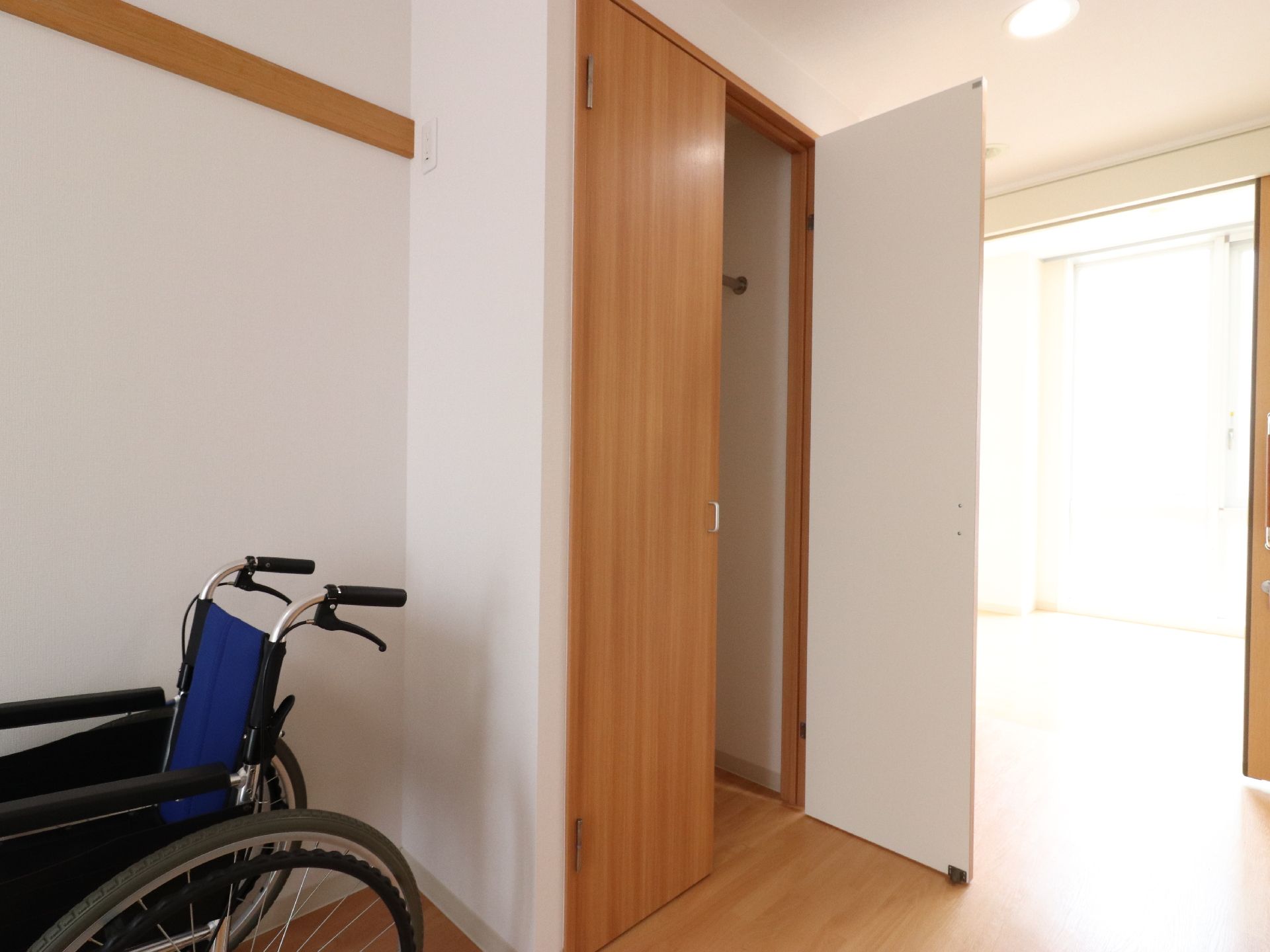 出入口付近に観音開きのクローゼットがある。上着などを掛けられるパイプの部分がある。一人分の荷物を十分片付けることができる。