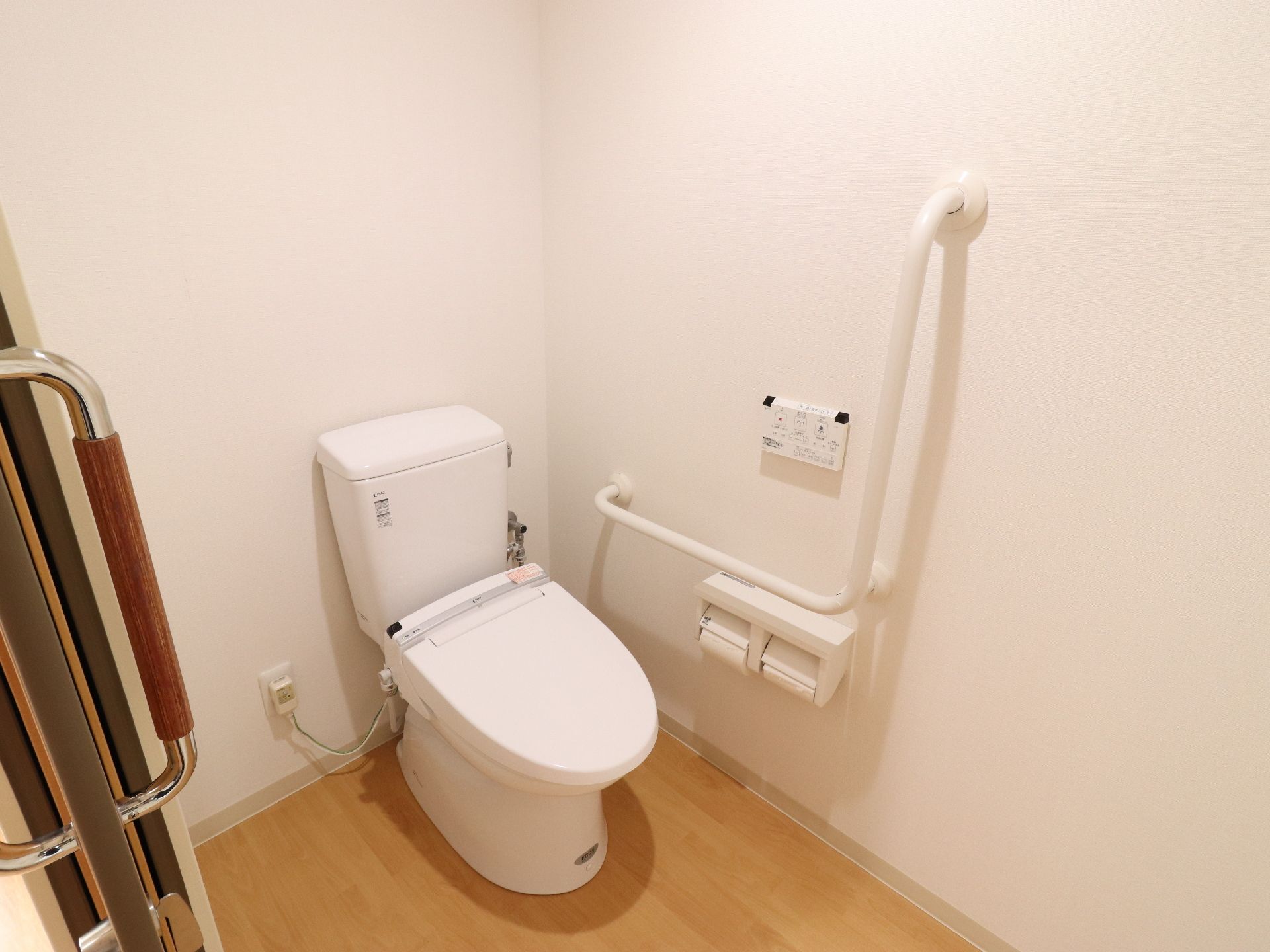 トイレには、手すりが付いている。手すりがあると立ち上がる時に楽である。温水洗浄便座も設置されている。