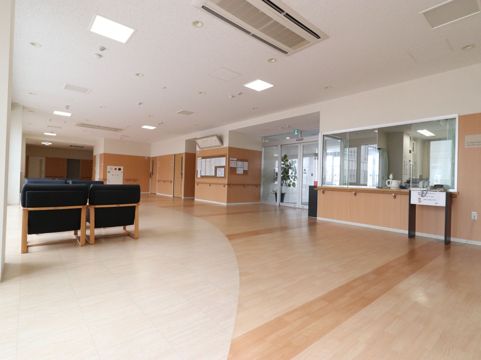 玄関は、自動ドアである。受付があり、入居や面会の手続きをすることができる。応接セットは面会の場所としても使われる。
