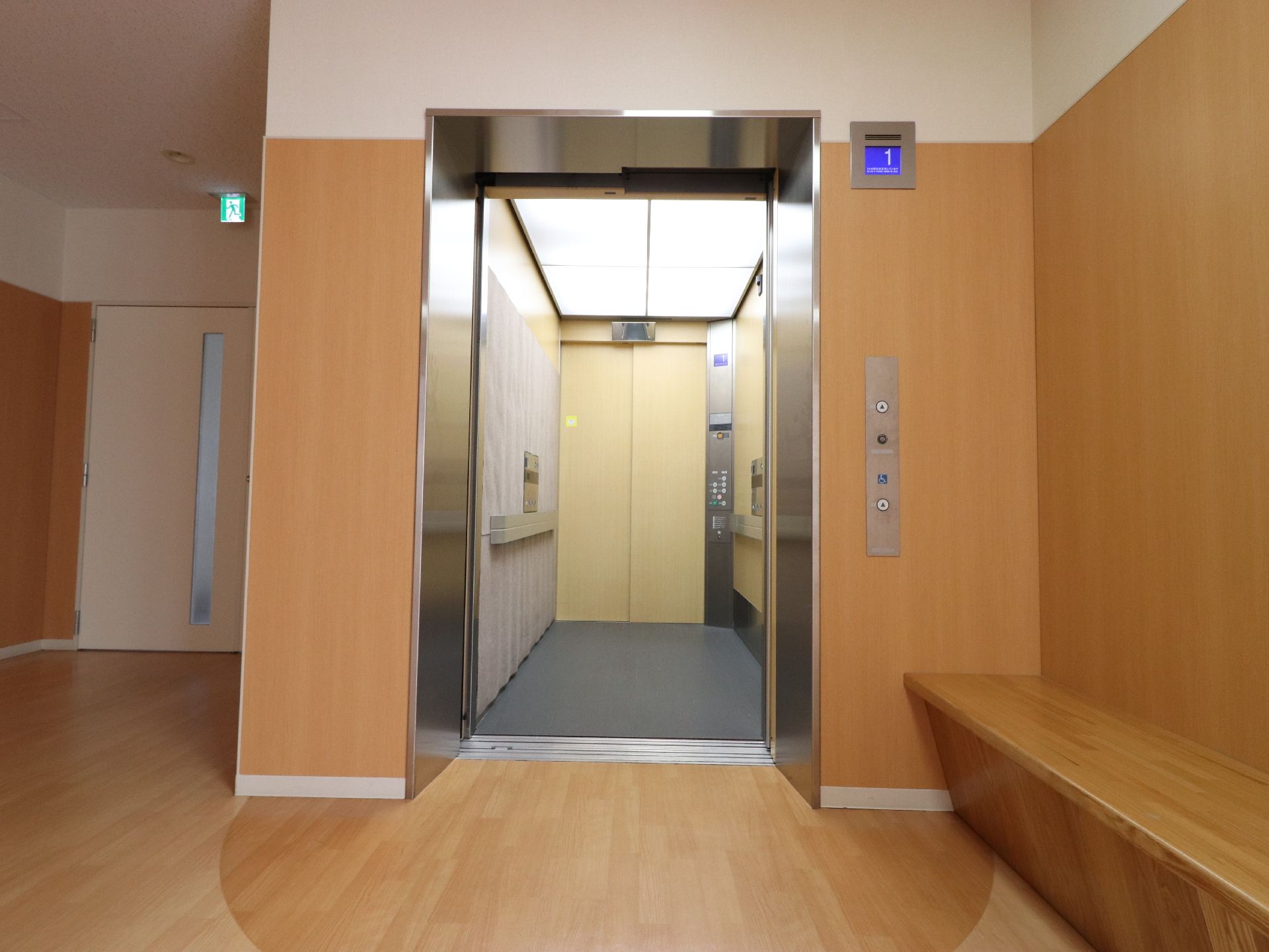 広い空間のエレベーターには、奥行きがある。前後両方の扉が開くエレベーターは、どちらからも乗り降りができるので便利である。