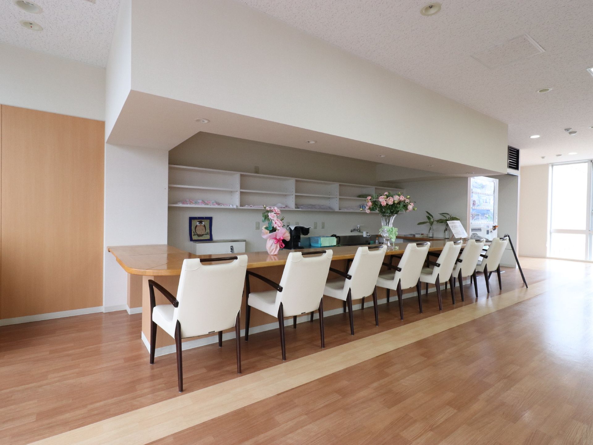カフェコーナーでは、ご家族との面会もできる。ゆっくりお茶でも飲みながら家族と談笑するのも良いことだ。