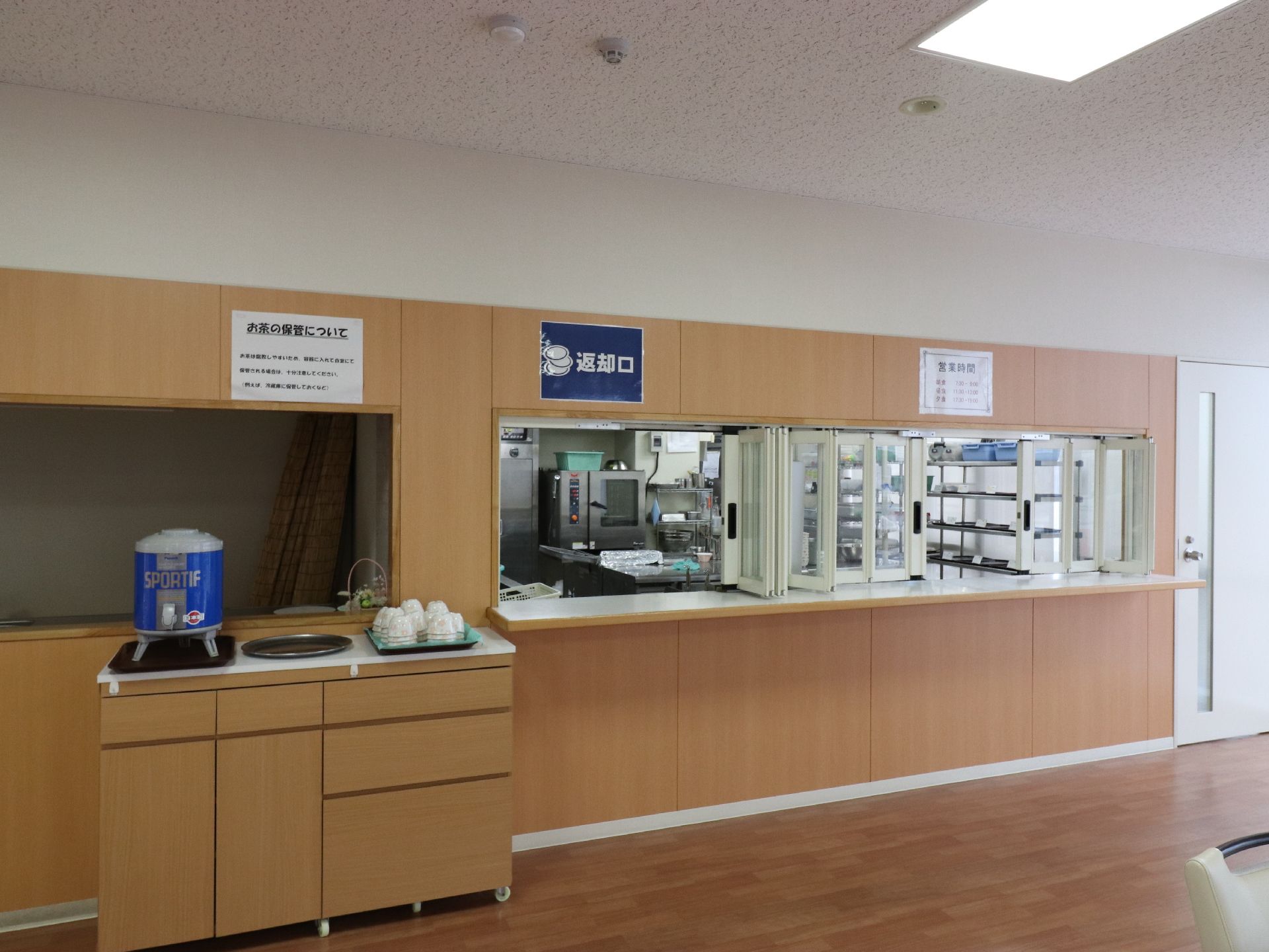 ダイニングの一部分にあるキッチンである。利用者の毎日の食事を栄養士と調理師が作っているスペースである。