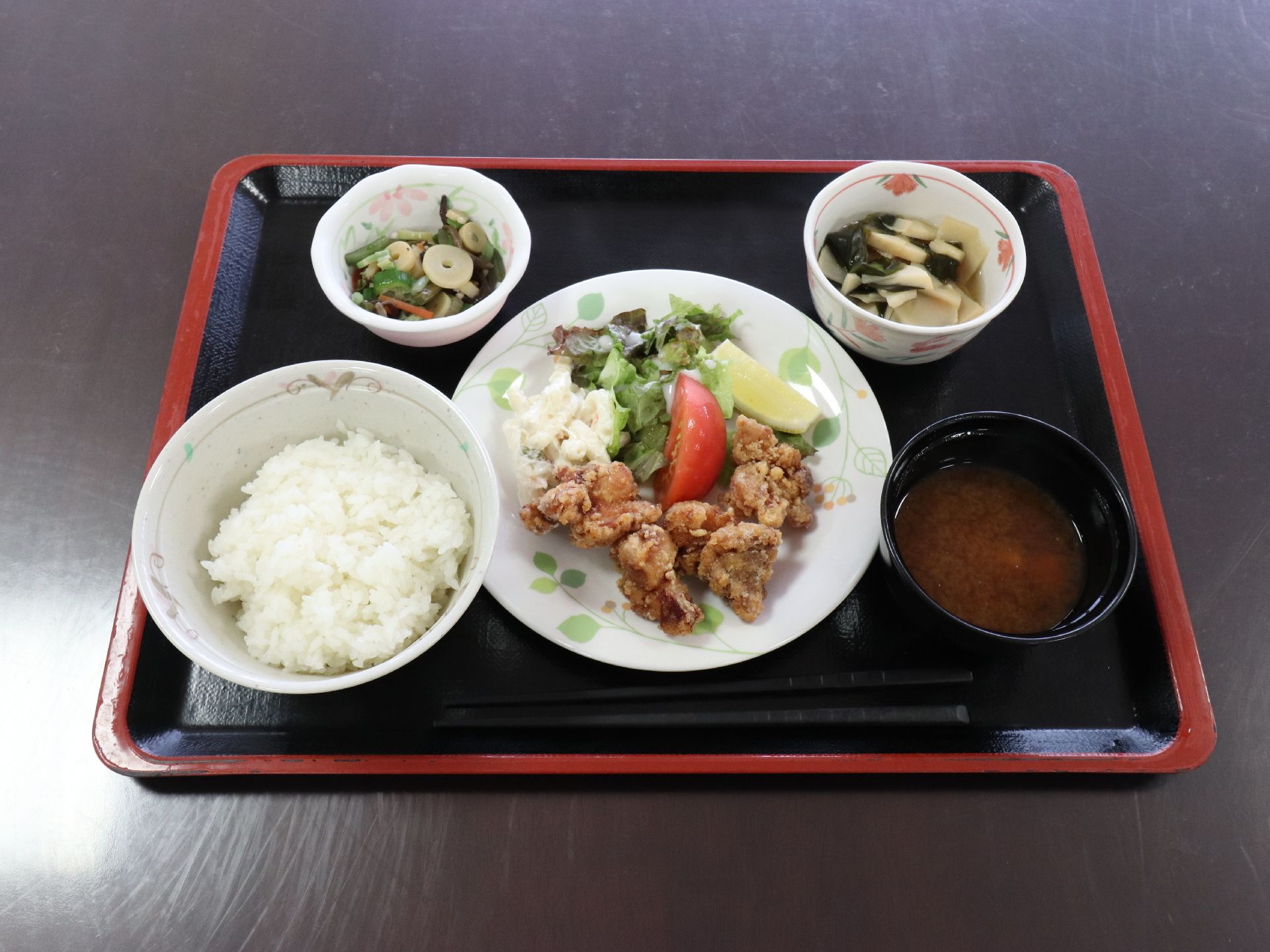 この日の献立は、唐揚げである。一汁三菜のバランスの良いメニューは、栄養士によって考えられたものである。