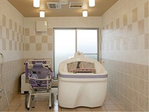 浴室には介護用入浴機器を設置しているので、専用車椅子に乗ったまま入浴することができる。立つのが困難な入居者様も安心して利用できる。
