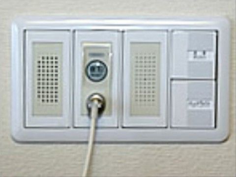 壁面に設置された複数のスイッチとナースコール関連の機械