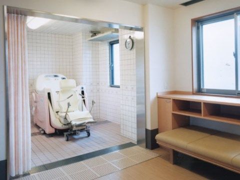 お座りいただいた状態のままでご入浴いただける。安全にお使いいただくため、専用の椅子には手すりが設置されている。