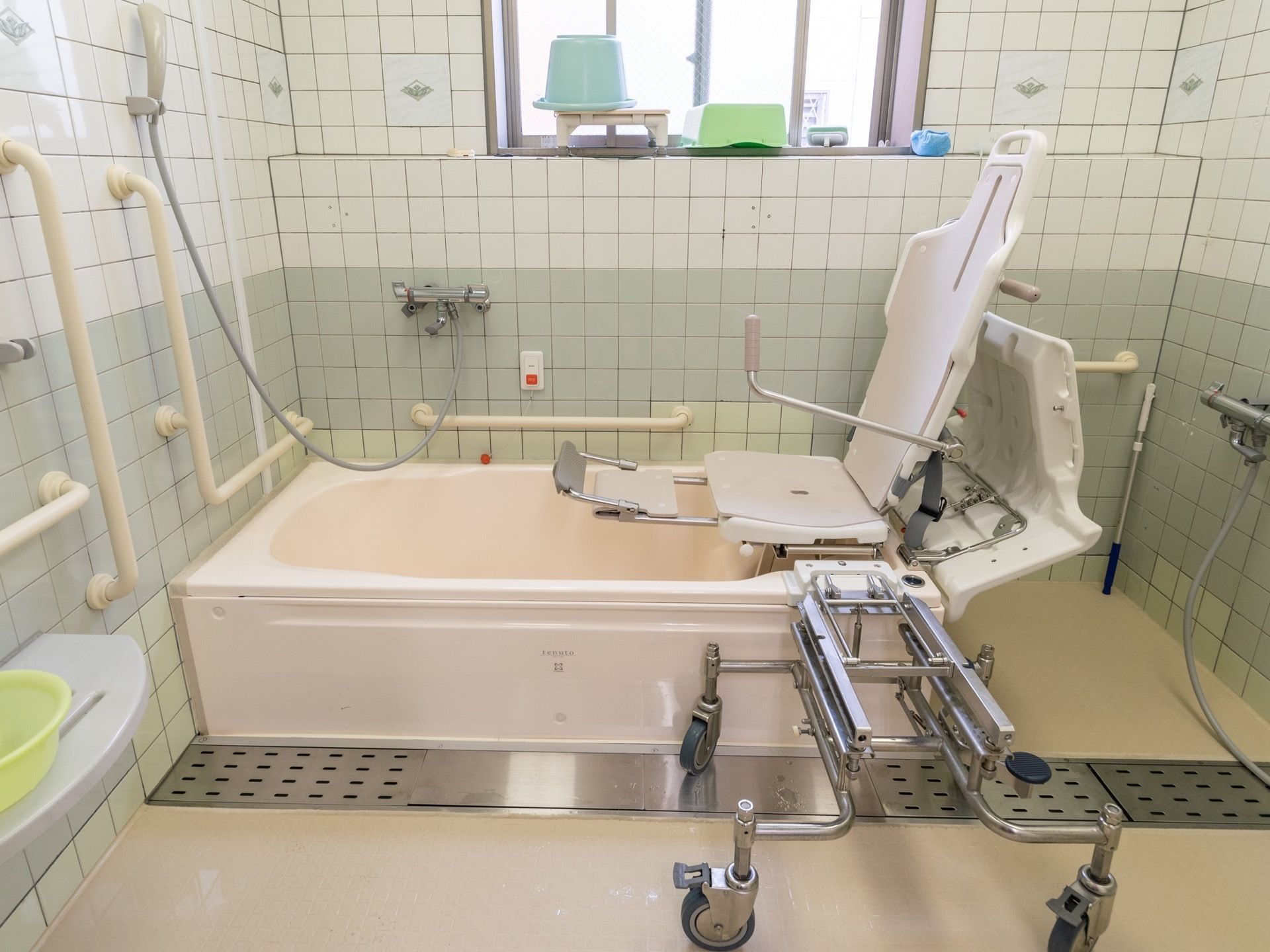 １階の浴室には、車椅子からそのまま移乗できる特別浴槽を完備しており、安全で入居者様に負担のかからない入浴ができる。