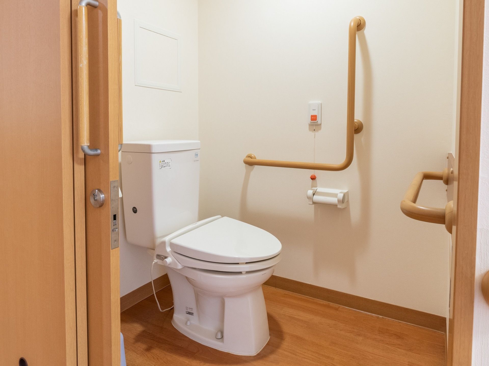 居室のトイレにも緊急時のナースコールが設置されている。転倒防止のための手すりもついているので一人での利用でも安心である。