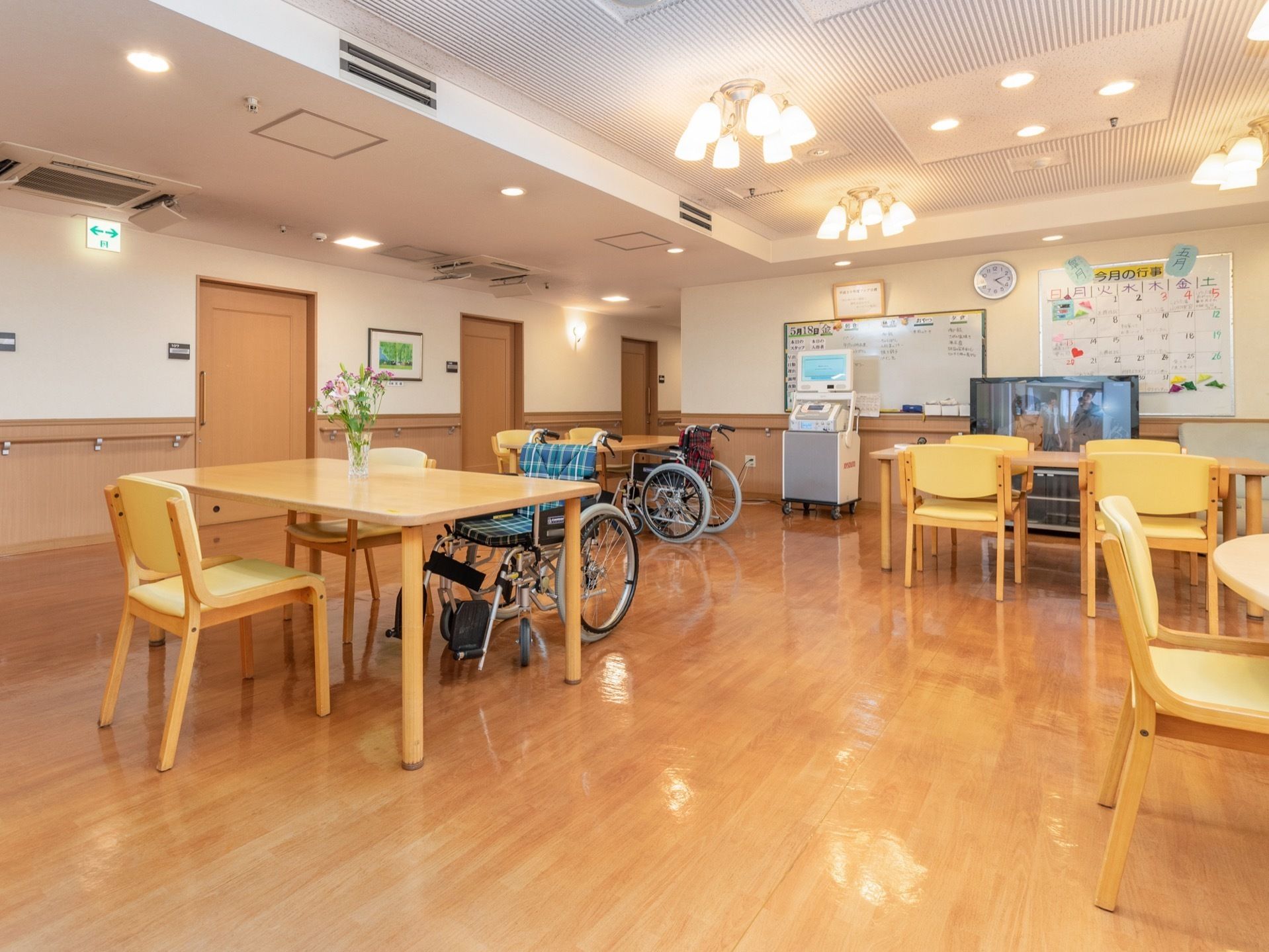 シャンデリアのある食堂は各フロアにあり、ゆったりとしている。普段は談話室、機能訓練、イベントスペースとしても使われている。