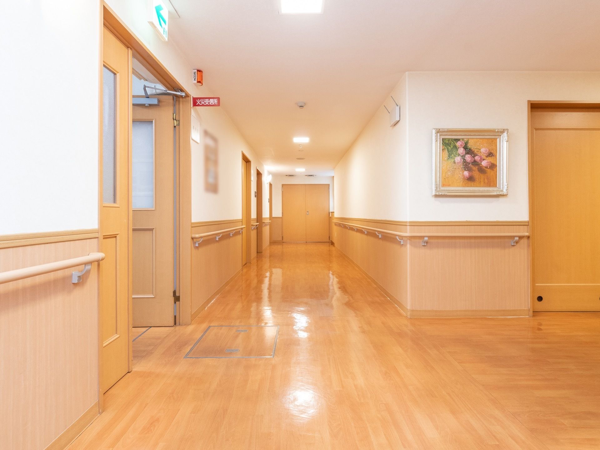 廊下はいつも磨かれ、掃除が行き届いている。壁面には絵画もかけられていて、画廊のような通路は入居者様にも憩いの場所でもある。