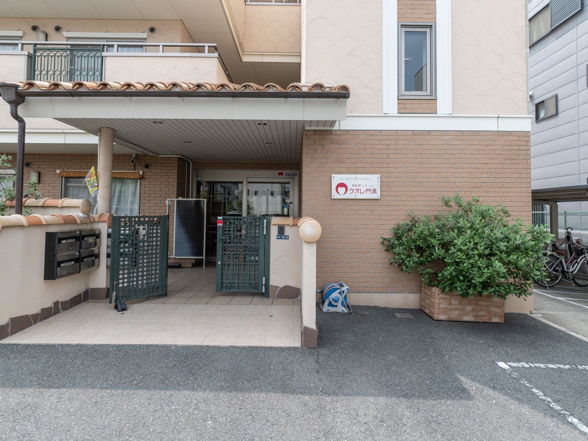 一般的なマンションを思わせるようなアットホームな雰囲気である。10数年の落ち着きを感じさせる玄関に安心感がある。