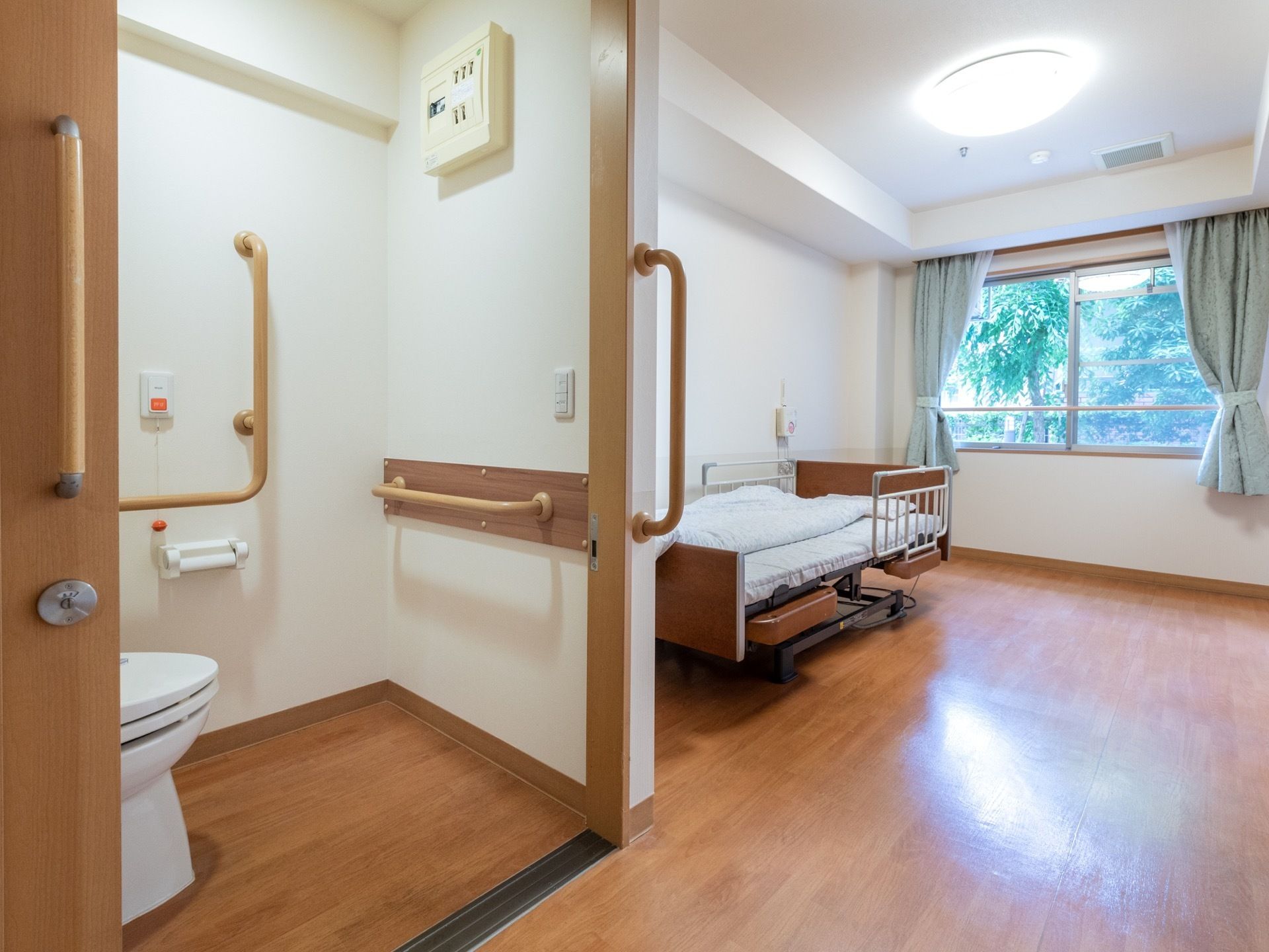 居室にはトイレが完備されているので、入居者様は気兼ねなく過ごすことができる。室内は完全なプライベート空間として利用できる。