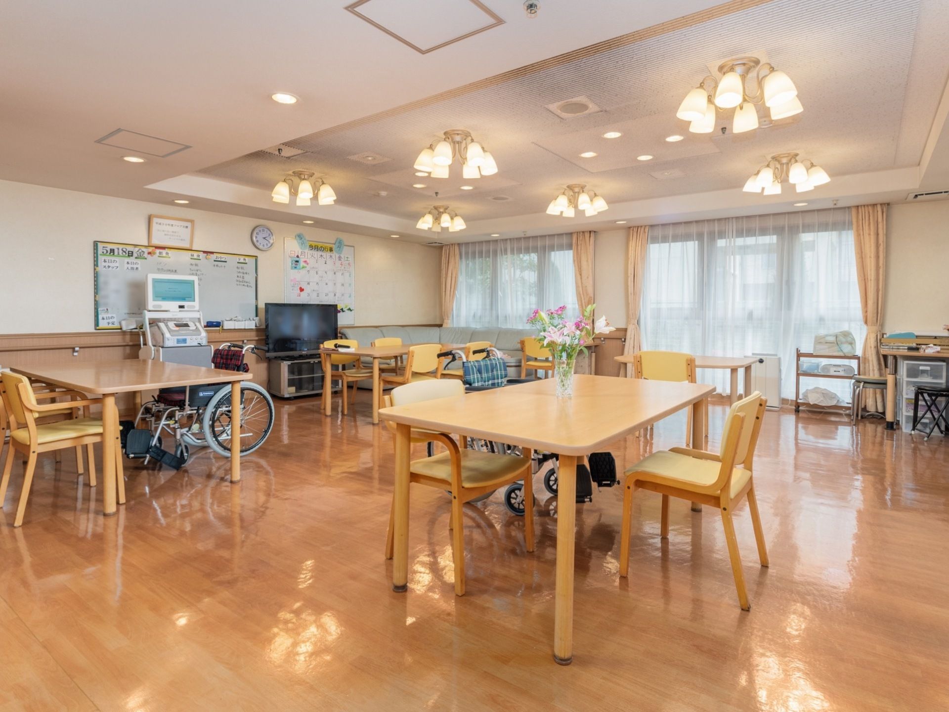 食堂は明るく広々としている。通路が広く設けられているので、車椅子をご利用の方も安心して移動することができる。