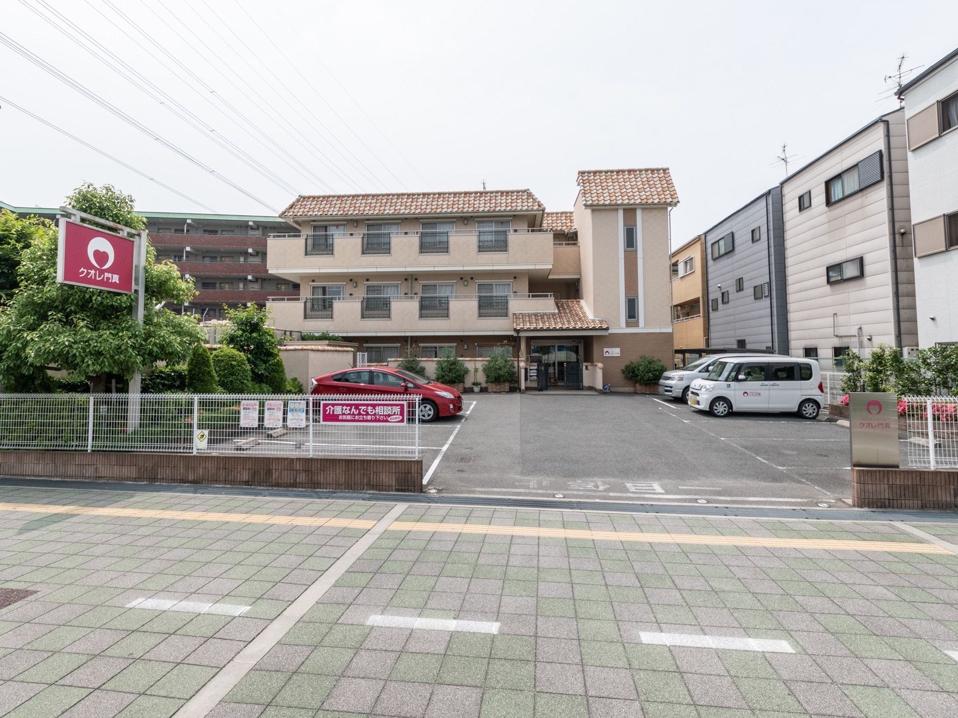 集合住宅のような3階建ての外観。エントランスが奥まっているので、建物内部が外からは見えないようになっている。