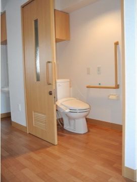 居室はバリアフリー仕様で車椅子のままトイレ内に入れる。スライド式ドアで使いやすく、立ち座りの安全性を考慮した手すりも装備している。