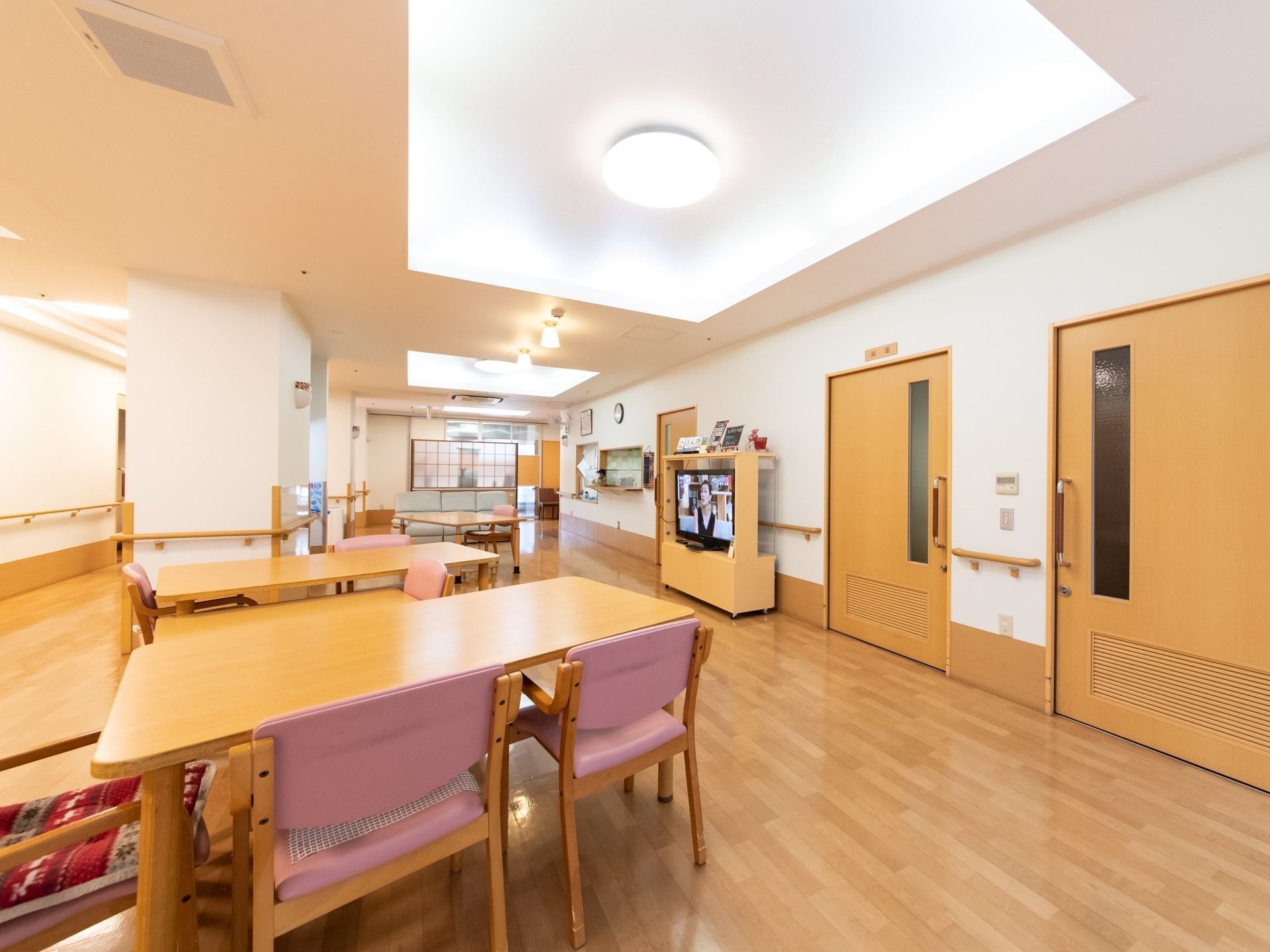 共有スペースではフラットな床やスライド式の扉、手すりなどバリアフリーに配慮されている。天井には埋め込み式のエアコンが備わっている。