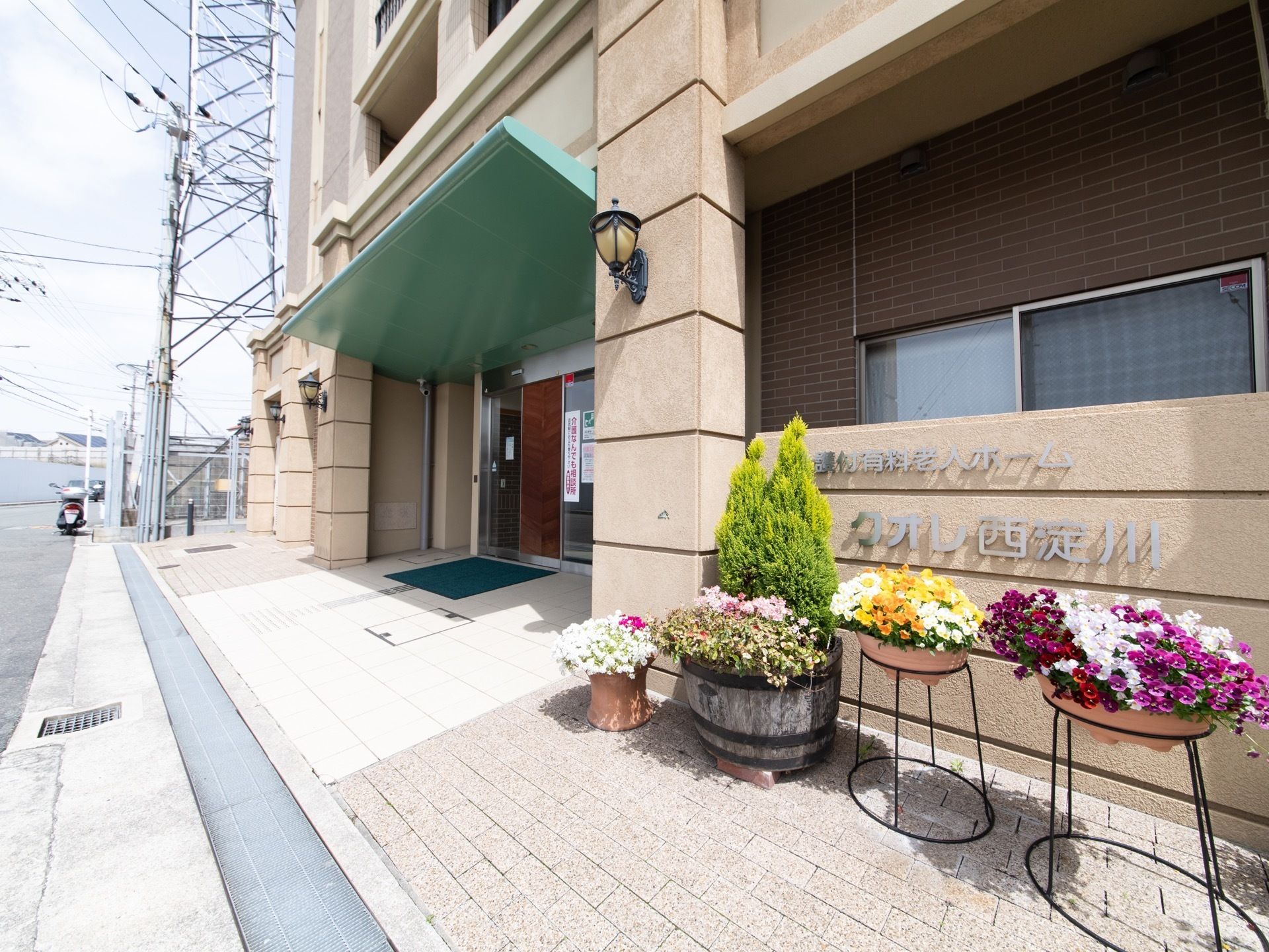 施設の玄関前には車で近くまでつけることが可能である。脇の壁には施設名が大きく記されており、初めて来館される方にも分かりやすくなっている。