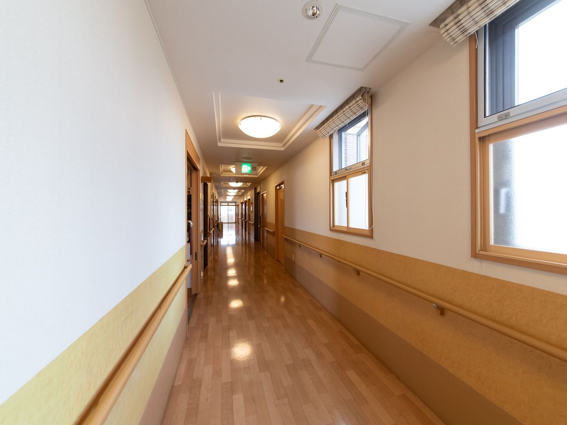 廊下には窓が複数備わっており、空気の循環がいいので気持ちよく過ごすことができる。天井には照明が設置されており、夜間でも足元が明るく安全。