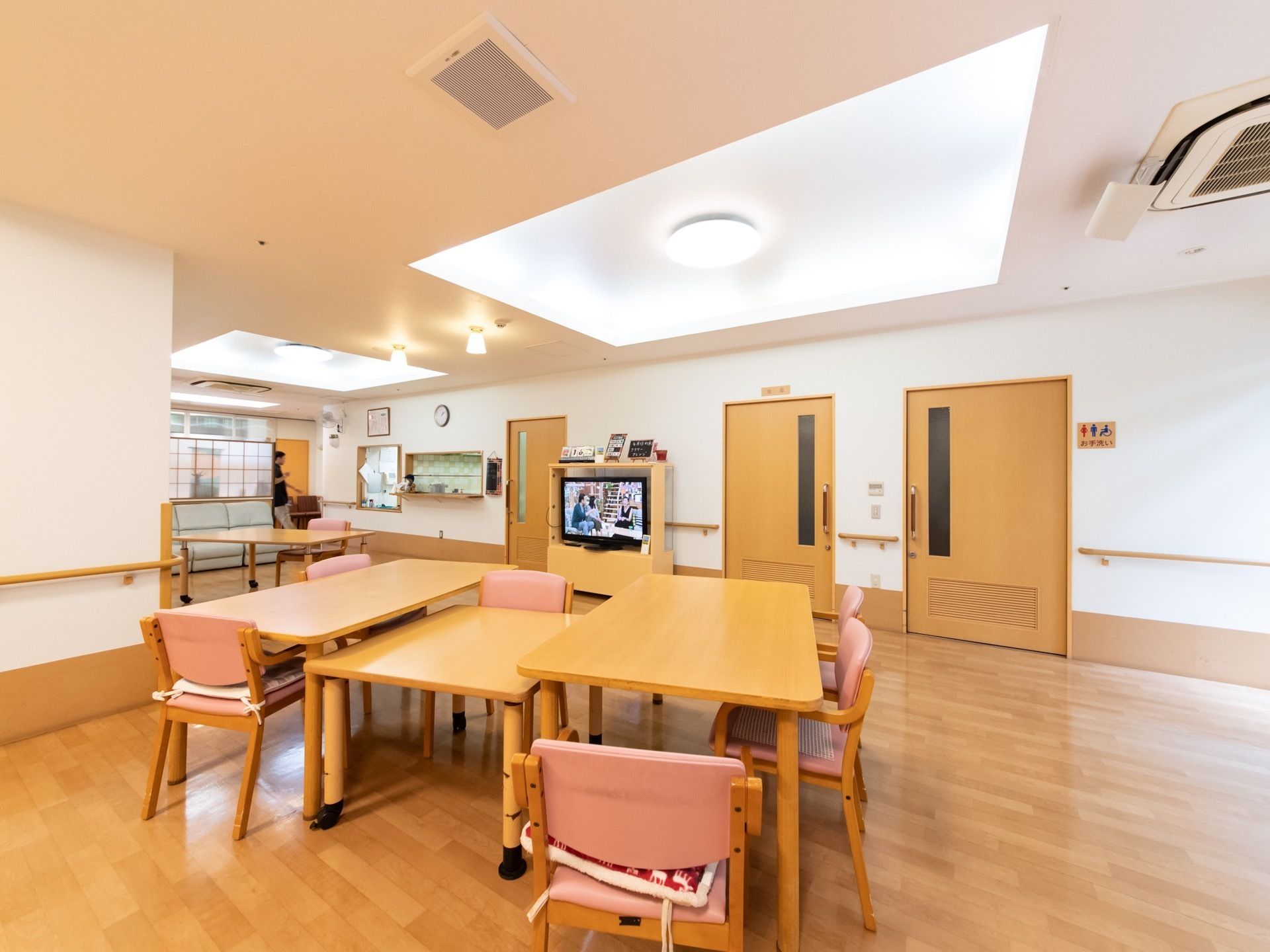 共有スペースには複数人がつけるテーブルセットが並べられている。奥の方にはゆったり腰をかけられるソファもある。壁際にはテレビが備わっている。