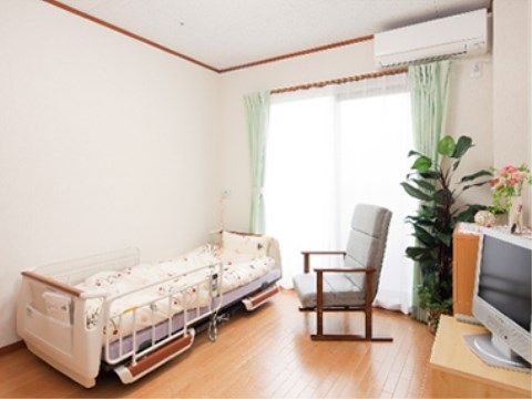 居室には介護用ベッドが設置されている。