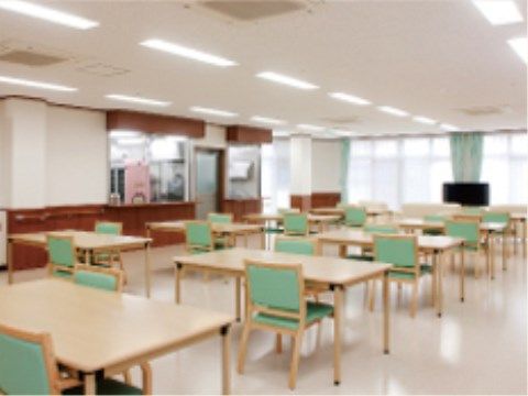 リビングには椅子とテーブルが設置されている。