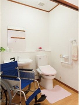 トイレには車いすも置けるので、入居者も楽に行き来することができる。