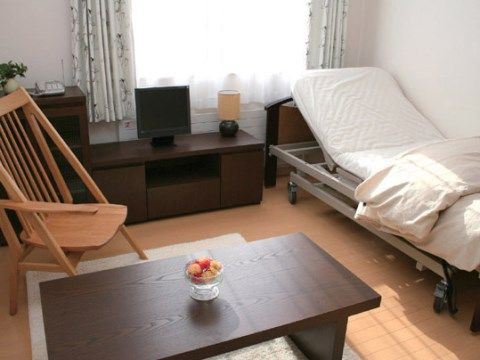 介護用ベッドや家具が揃ったフローリングタイプの居室イメージ