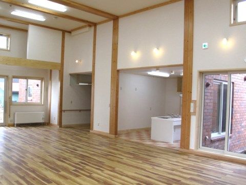 十分なスペースが確保され、楽々移動ができる木目調の廊下
