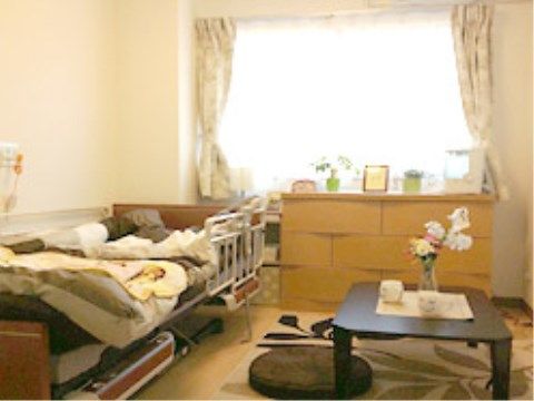 個室にはベッドが備え付けてあり、入居者様ご自身の家具を配置していただいてもゆったりとしたスペースが十分にある。