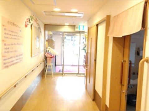 明るく障害物のない廊下はバリアフリーで車椅子での移動がしやすく、また手すりも完備しているので歩く際にも安心できる。