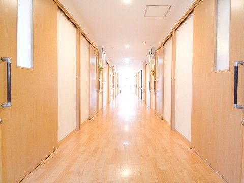 廊下は足元が暗くならないよう照明で明るさを保ち、段差のないバリアフリーで車椅子でのご利用に十分な広さがある。