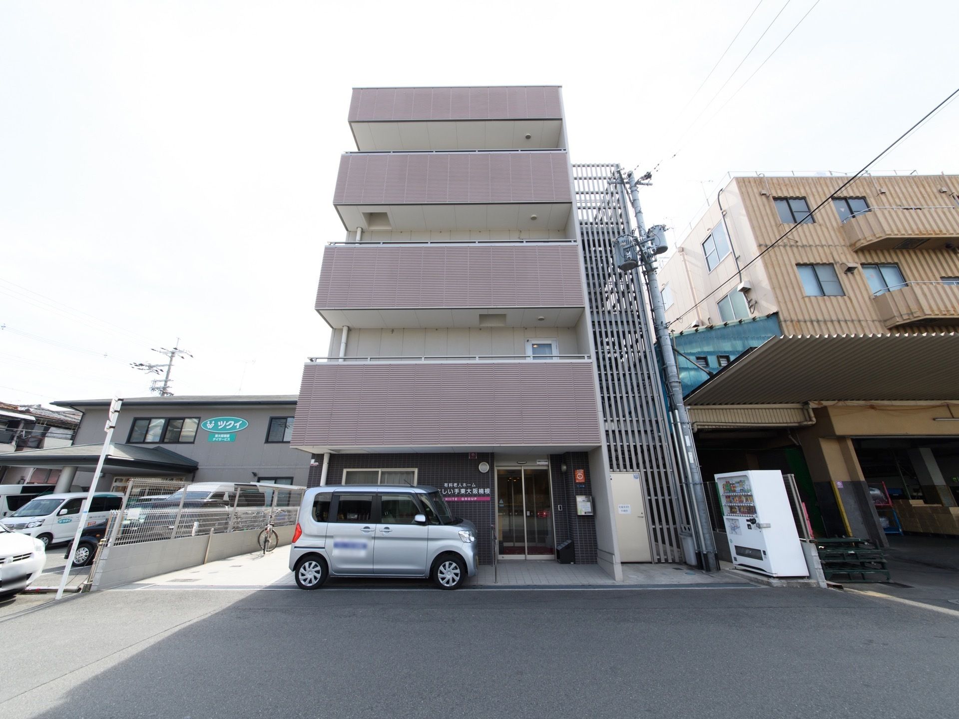 施設に向かって右側には白色の自動販売機が設置されており、入居者様は自由に飲料水を購入することが可能である。