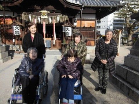 ５名の女性が写っている神社の境内で撮影された記念写真