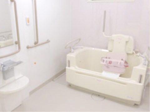 浴室は機械入浴室も用意されている。入居者様の状態に合わせて、適切な入浴方法をとり快適に生活していただける。