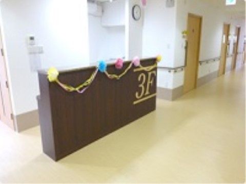 床は段差がない造りになっており、入居者様が快適に生活できるように配慮されている。また、手作りの装飾で楽しませている。