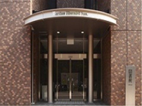 近くにある経済大学の図書館入口である。若い学生さんの行き交う町の中に建っており、いつも活気が溢れている。
