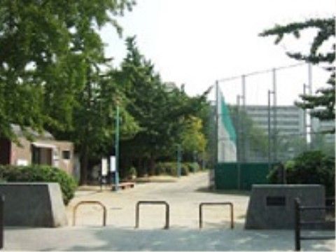 鳥のさえずりが聞こえる公園があり、ご家族連れや、子どもたちが遊ぶ声でにぎわっている。散歩コースとしておすすめのひとつである。