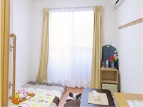 居室は個室ですので安心しておくつろぎいただけるうえ、室内は入居者様の家具を入れても十分な広さがある。