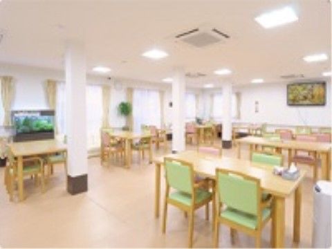たくさんの窓から明るい日差しが差し込む快適な食堂ではテレビを鑑賞しながらゆったりとお食事を楽しんでいただける。