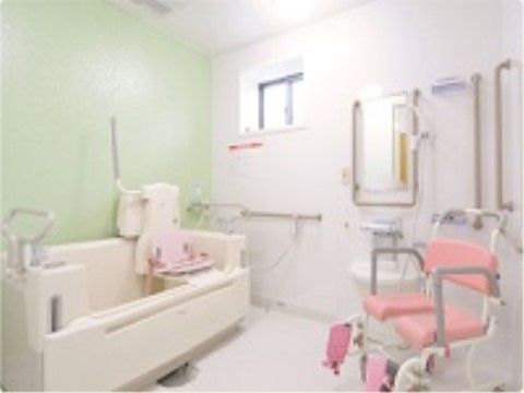 体が不自由でいらっしゃる入居者様にも入浴を楽しんでいただけるよう、機械式の介護浴槽や入浴専用の介助椅子をご用意している。