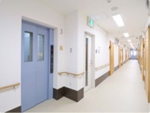 建物内はエレベーターや手すりを完備し、段差のないバリアフリーの環境で車椅子での安全な移動をしていただける造りとなっている。