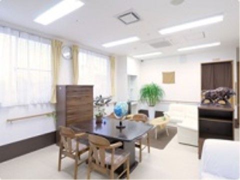 入居者様におくつろぎいただけるよう共有の談話スペースにはソファやテレビを設置し家具にも気を配って快適な空間をご用意。