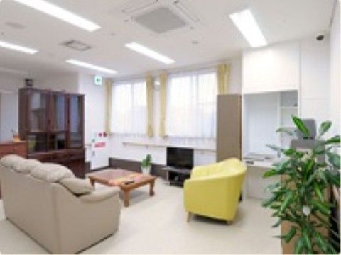 入居者様にテレビ鑑賞や入居者様同士の交流などに自由にご利用、お過ごしいただけるスペースとして談話室をご用意している。