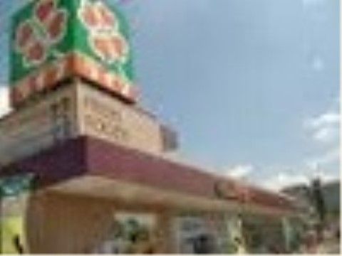 老人ホーム周辺にはスーパーがあるので、入居者様が自由にお出かけになり食料品や日用品を購入しやすい環境である。