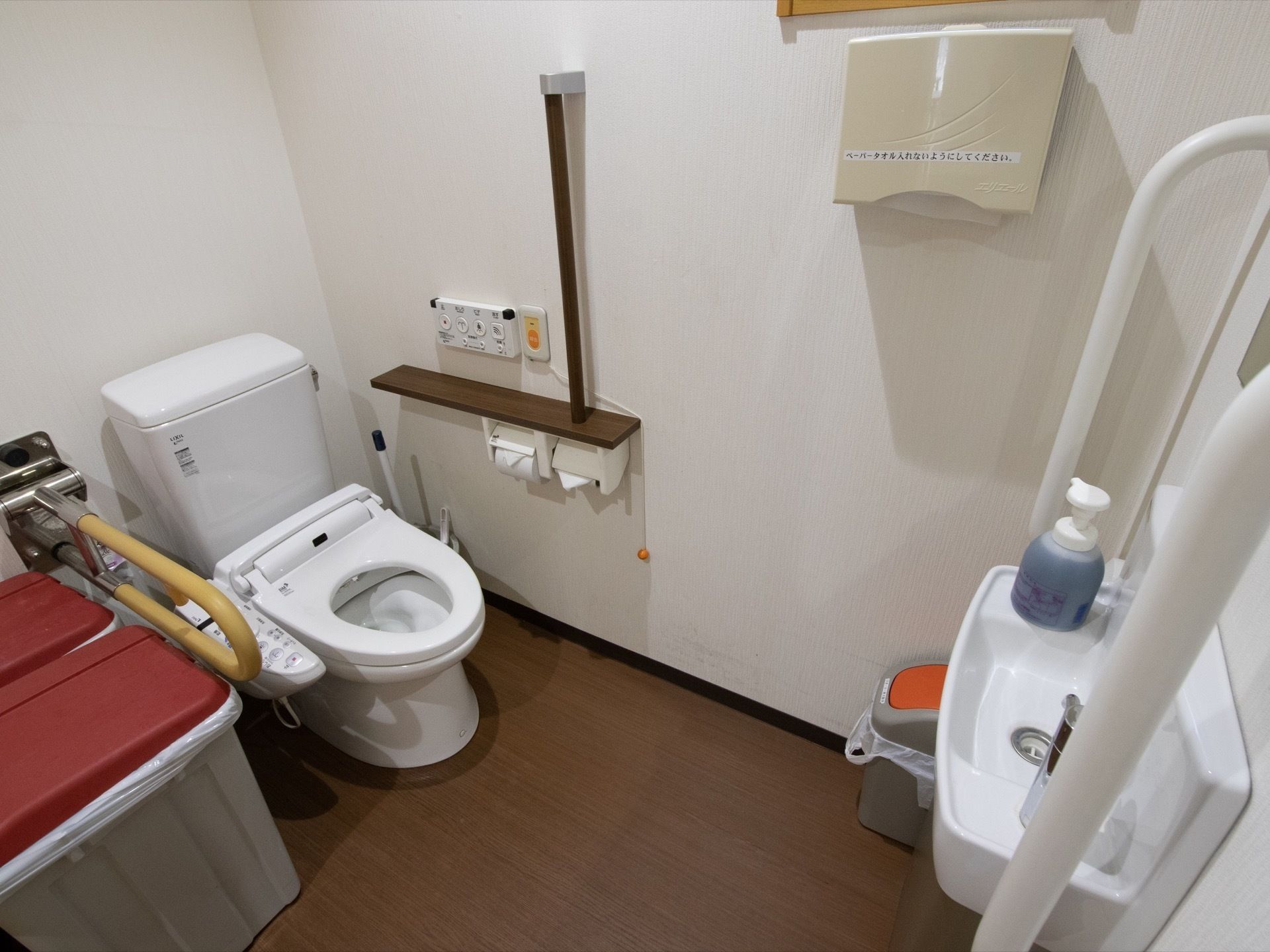 トイレは温水洗浄便座が取り付けられ、壁のパネルで操作する。手すりは折り畳み式のものと、壁に備え付けられたものがある。